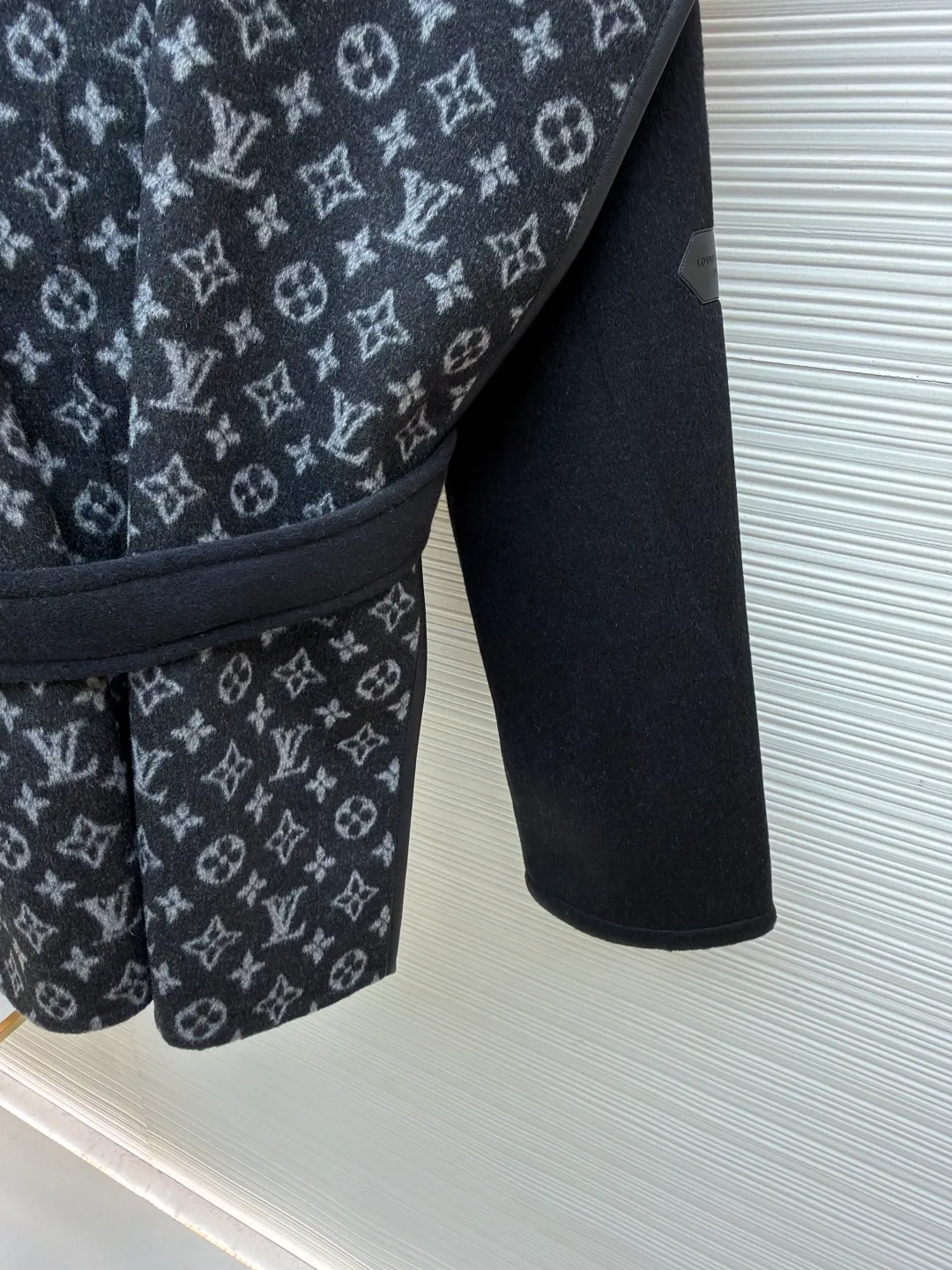 LOUIS VUITTON Wool lace-up hooded coat (short style) ●Original version: purchased and developed by 36659 ●Item number: 1682298-I45 ●Fabric: wool fabric ●Technology: jacquard production ●Color: black ●Type: loose version ●Weight: about 1280 grams ●Size: 34-36-38-40 ●Description: This presbyopic wool coat is made of double-sided blended wool fabric imported from Italy. The main part is made of high-density matte black wool, which has been pre-shrunk and steam-set to ensure that the fabric is stiff and not easily deformed. The large lapel and belt areas use jacquard weaving technology to present the classic presbyopic pattern as a three-dimensional texture. The pattern is digitally positioned and plated to ensure that the texture is symmetrical and clear. The body of the garment is unlined and double-sided sewn to reduce the weight of the garment while improving skin-friendliness. The cuffs and hem are hand-stitched to reveal exquisite details. The waist is customized with a wide belt of the same fabric, with an adjustable buckle design with invisible stitching, allowing the silhouette to be freely adjusted; the neckline adopts a double-layer composite structure, combined with the fixation process of hand-made arch stitches, to make the large lapels more three-dimensional. Every splicing follows the precision sewing standard of 1cm/8 stitches, perfectly integrating craftsmanship and design aesthetics. The overall wiring is straight and delicate, the fabric is comfortable and soft, and the color is consistent without color difference. It can be matched with the same style to create a fashionable look and control various occasions. Customized accessories, complete with three standards, same style for men and women!